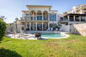 Luxury Villa Retreat, Pool and close to the beach