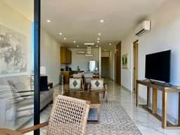 Elegant Oceanview Apt Near DT - Image 5
