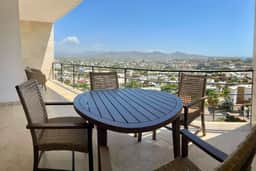 Elegant Oceanview Apt Near DT - Image 3