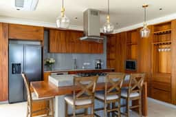 4BR Villa with Pool, 2 Jacuzzis, Near City & Golf - Image 2