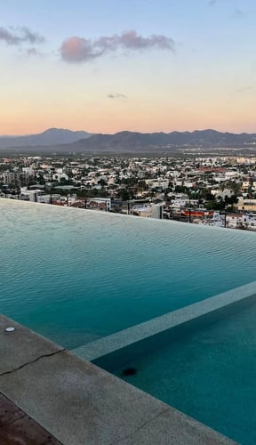Terraza con piscina de Hacienda Charm Villa con vistas al mar y al desierto