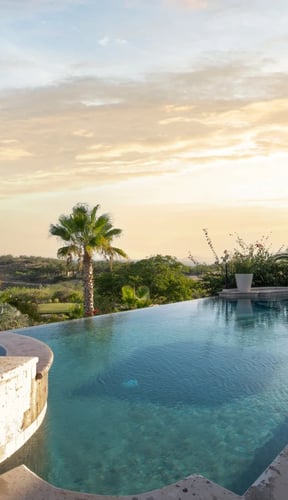 Exterior de una villa en Cabo del Sol con piscina privada y jardín tropical
