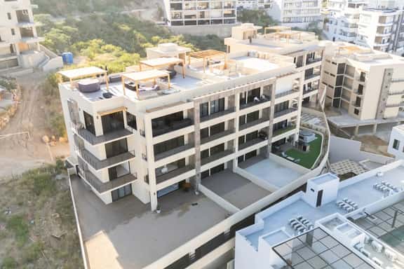 New 3 BD Condo with Pool & Gym - Image 1