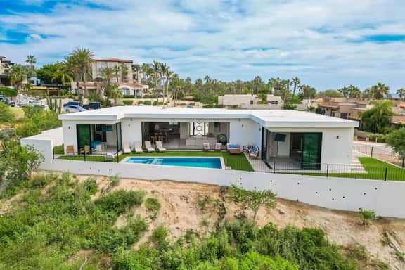 Luxurious 4Bed Villa spacious & private Heated Pool steps from Beach - Image 1