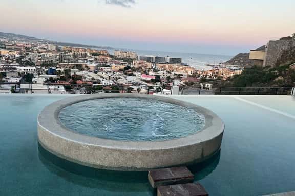 Elegant Oceanview Apt Near DT - Image 1