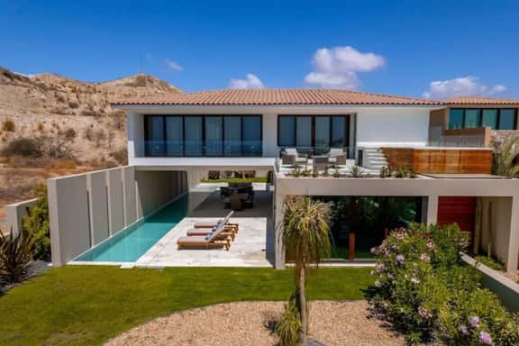 4BR Villa with Pool, 2 Jacuzzis, Near City & Golf - Image 1