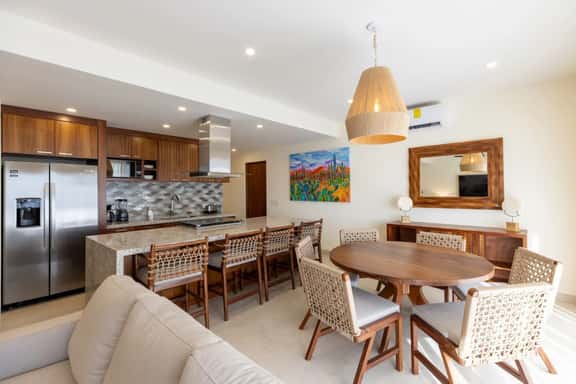3BR Condo: Partial Sea View, Pool & Jacuzzi - Image 1