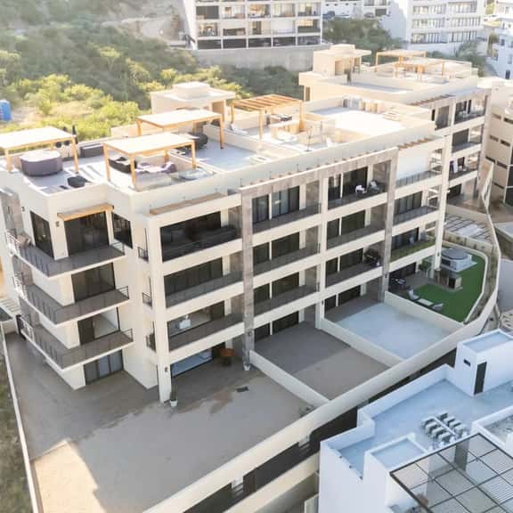 New 3 BD Condo with Pool & Gym - Image 1
