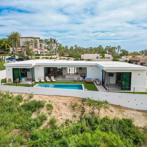 Luxurious 4Bed Villa spacious & private Heated Pool steps from Beach - Image 1