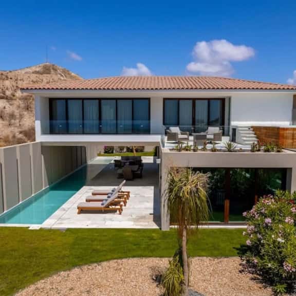 4BR Villa with Pool, 2 Jacuzzis, Near City & Golf - Image 1