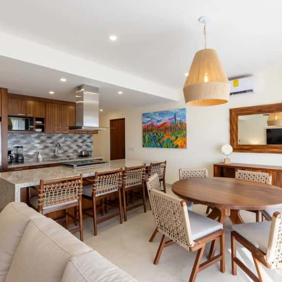 3BR Condo: Partial Sea View, Pool & Jacuzzi - Image 1