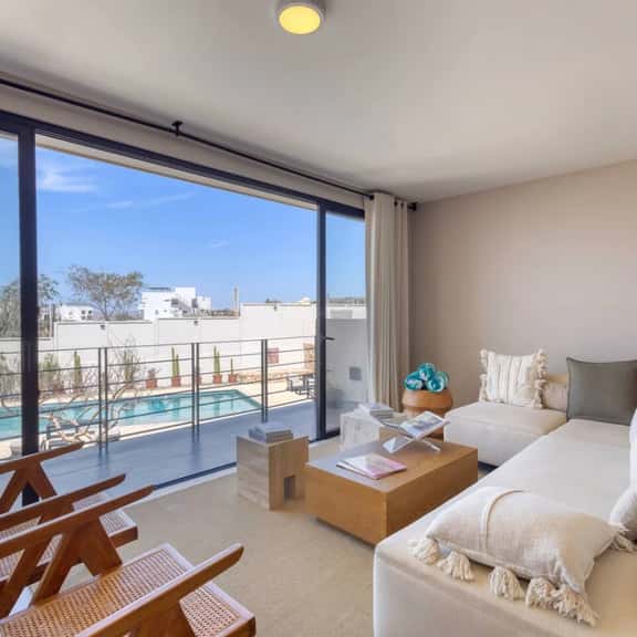 New & Elegant 4Bedroom House, Steps from the Beach - Image 1