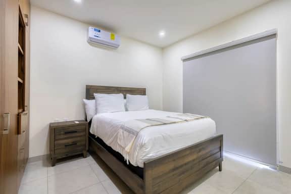 New 3 BD Condo with Pool & Gym - Image 3
