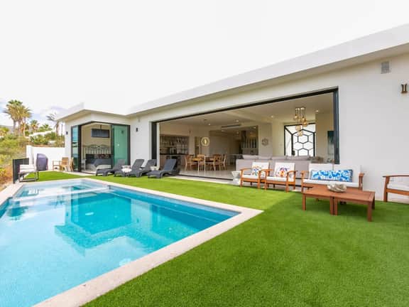 Luxurious 4Bed Villa spacious & private Heated Pool steps from Beach - Image 4