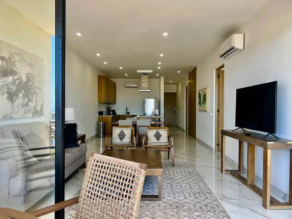 Elegant Oceanview Apt Near DT - Image 5