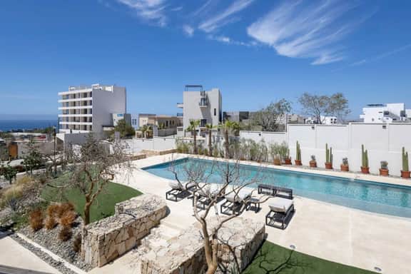 New & Elegant 4Bedroom House, Steps from the Beach - Image 4