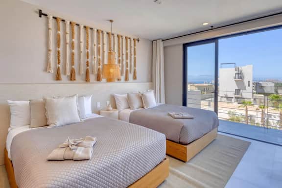 New & Elegant 4Bedroom House, Steps from the Beach - Image 5