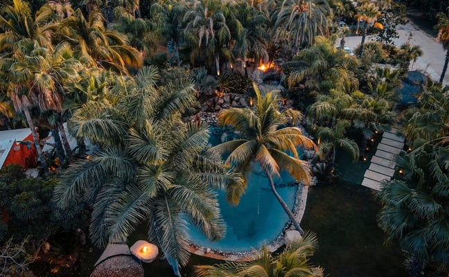 Terraza de una villa en Cabo con piscina y vistas a las colinas desérticas hacia el Pacífico