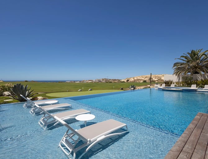 Piscina privada y sala de estar al aire libre en un alojamiento de Momentum Cabo